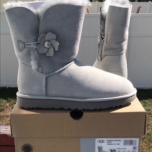 Authentic UGG Bailey Button Poppy Boos